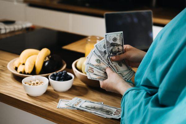 5 Low-Cost Passive Income Ideas for Latino Entrepreneurs Starting Under $1,500