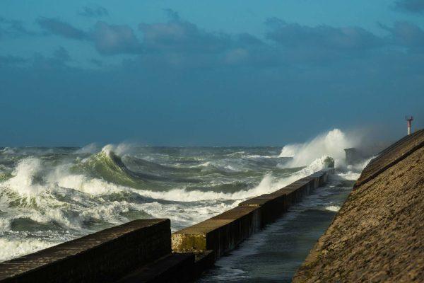 Amtrak Pacific Surfliner hit by massive waves near San Clemente