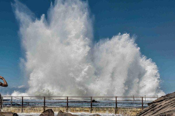 California coast braces for record El Niño waves and dangerous rip currents