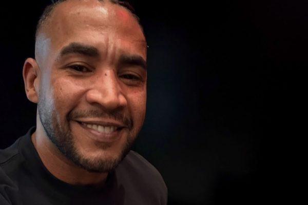 Colombian fan's bold move leaves Don Omar laughing on stage