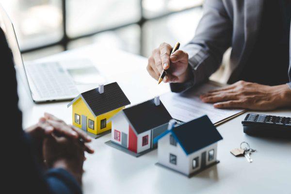 Houston's 2026 Real Estate Boom: Suburbs Redefine Luxury Living for Latino Families