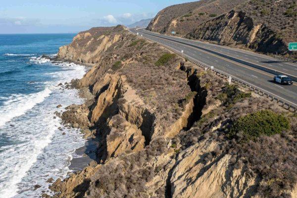 Massive crack threatens California's Pacific Coast Highway near Laguna Beach