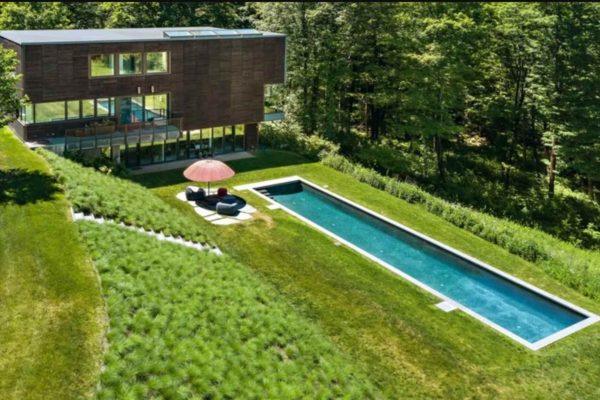 Red Rock House: A 16-Acre Upstate New York Retreat for Total Seclusion