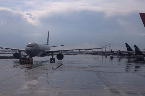 Southwest Flight 1243 lands safely at Midway after nose gear tire failure