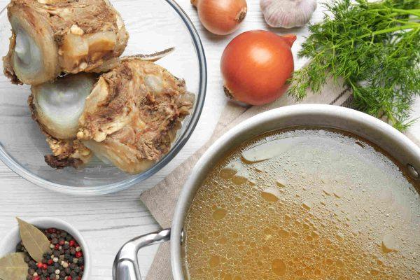 The ancestral bone broth of Latin grandmothers returns to our kitchens