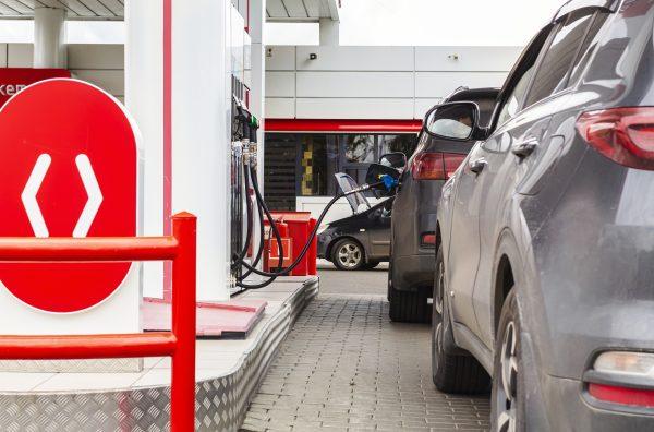 US Gas Prices Hit $4.55 in 2026: These States Offer Relief for Latino Drivers