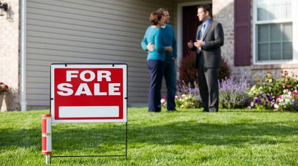 US home sellers cut prices and offer perks as buyers hold back
